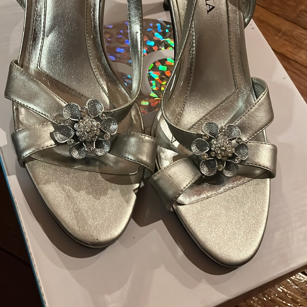 Silver heels - Picture 2 of 5